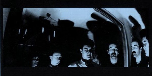 Una imagen en tv de una banda de seis músicos