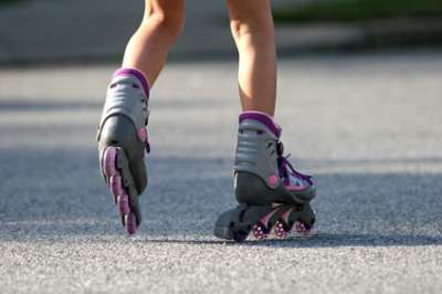 Ienemos auna persona que monta en sus patines profesionales