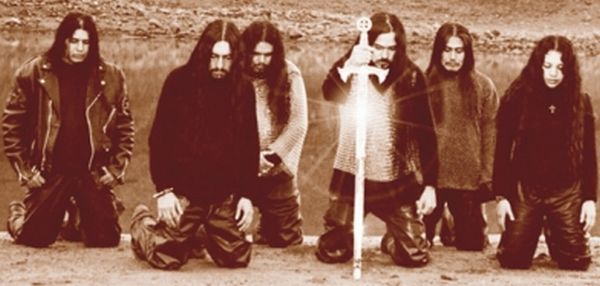 Un grupo de seis músicos metaleros arrodillados con una espada con ropas oscuras pelo largo