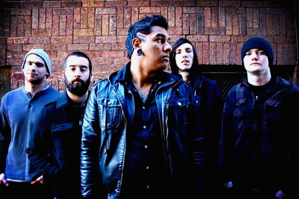 Una banda cristiana conformada por cinco músicos vestidos de oscuro