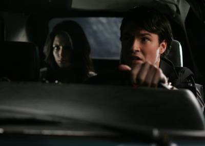 Vemos a un hombre al volante de su coche y atrás va una mujer con una mirada  asustada