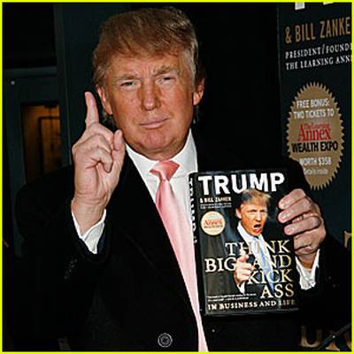 Vemos aun hombre rubio con una revista en su mano donde esta el mismo