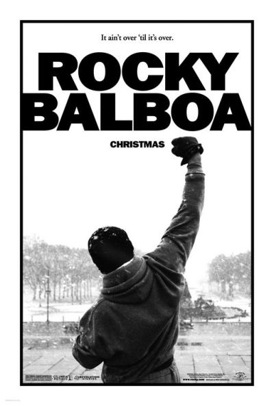 Un fondo gris un hombre con sudadera que levanta su puño  un recuadro unas letras negras donde se lee Rocky Valdes  