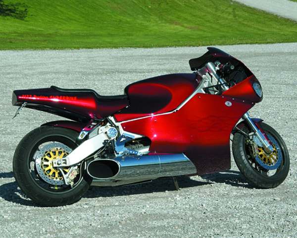 Vemos una moto de modelo  muy sosfisticado en color rojo  rines e lujo y sillin largo