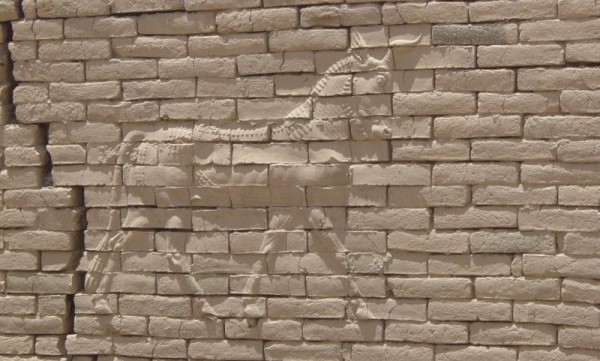 Vemos un muro de ladrillos donde se ve la figura de un caballo