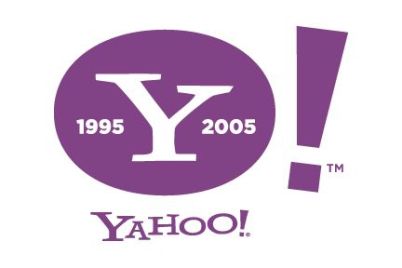 Vemos un circulo en color lila y dentro en letras grandes Yahoo!1995 2005 dentro de un fondo blanco