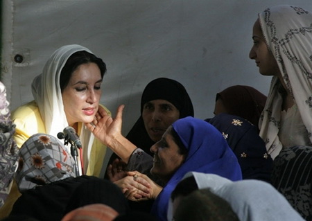 Una mujer elegante con velo sobre su cabeza habla con varias mujeres que llevan velo y una de ellas toca su rostro 
