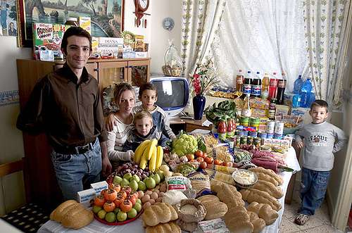 Vemos auna familia con tres hijos tienen  leche quesos frutas pan  harina