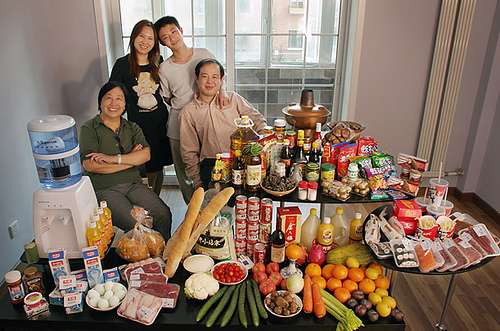Una familia con su comida pescado frutas verduras agua tofu leche salsas