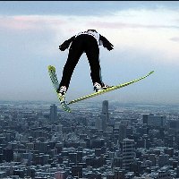 Vemos un  esquiador haciendo una figura muy peligrosa
