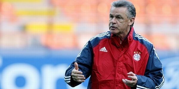 Un hombre mayor canoso con rostro serio chaqueta deportiva  observando