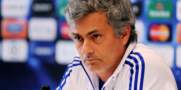 Vemos aun hombre joven con pero canoso con chaqueta deportiva que mira muy atentamente algo