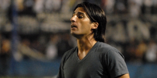 Vemos un futbolista que corre y dice algo