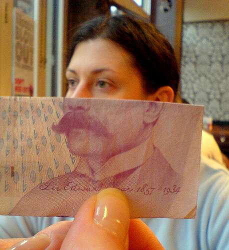 Un rostro de mujer se completa con el rostro de un hombre que aparece en un billete  