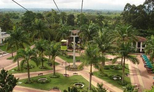 Tenemos aquí una plaza dentro de un lindo y grande parque tematico