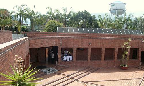 Observamos aquí  una edificación  con muchos pasillos y adornos de plantas es un museo donde se guarda parte de piezas de oro de la cultura quimbaya