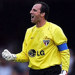 Vemos un futbolista con uniforme amarillo que lanza un grito de triunfo