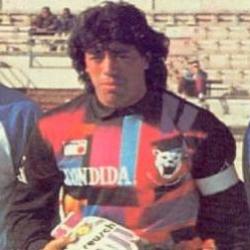 Tenemos un jugador con chaqueta del uniforme que mira muy tranquilo