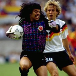 Vemos ados jugadores uno de pelo largo negro ondulado y el otro rubio que corre detras apresurandolo