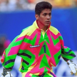 Tenemos un jugador con uniforme amarillo que camina pasivamente