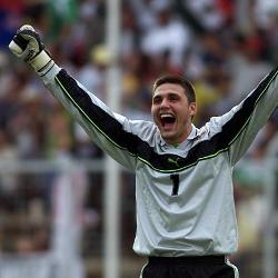 Vemos un jugador con uniforme y guantes que celebra un gol