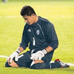 Vemos un hobre con uniforme y guantes que descansa