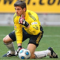 Vemos un jugador con uniforme amarillo que esta agachado y levanta su pulgar derecho aprobando algo