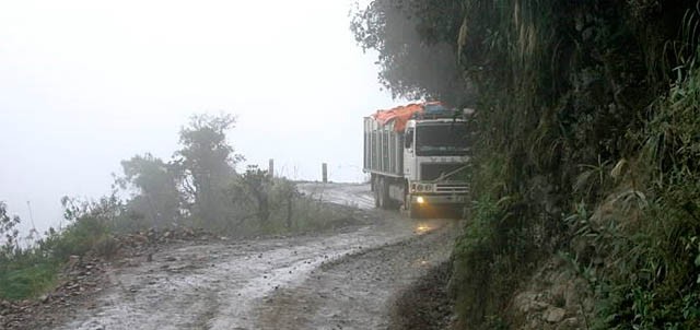 vemos a un camion que se  acerca pero la carretera esta muy mojada y peligrosa