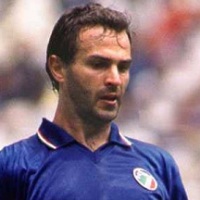 Nombres Chistosos de Jugadores de Futbol 14 un jugador con uniforme azul   lque mira    tranqilo