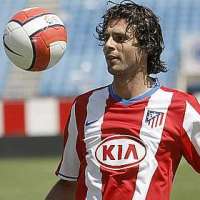 Vemos ua un jugador muy sonriente y su pelo en desorden y humedo