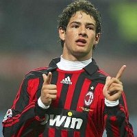 Vemos aun futbolista con chaqueta deportiva y pelo corto que sonrie