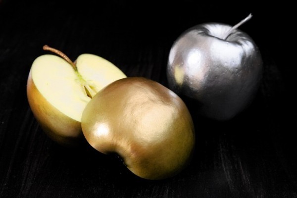 Tenemos aqui manzanas partidas por la mitad y pintadas en color plateado y dorado