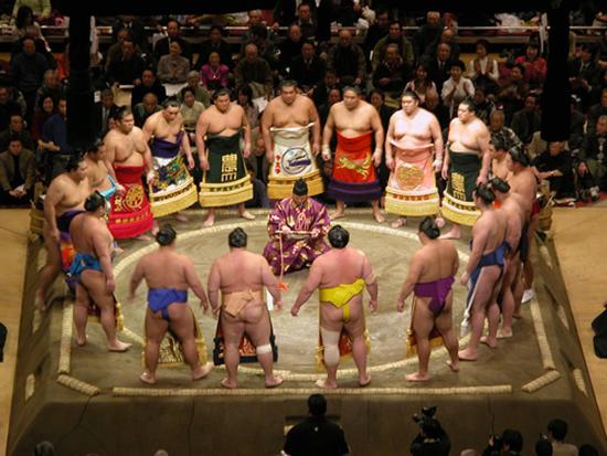 Todos los competidores de Sumo en un ritual para empezar