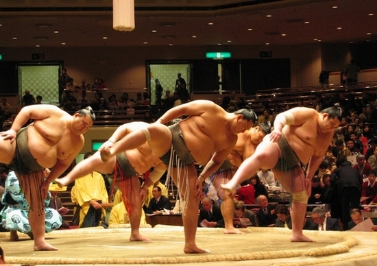 Los jugadores de Sumo en un ejercicio  antes de empezar la competencia