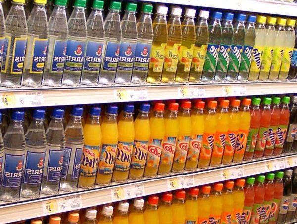 Vemos una cantidad de sodas de diferentes sabores y colores