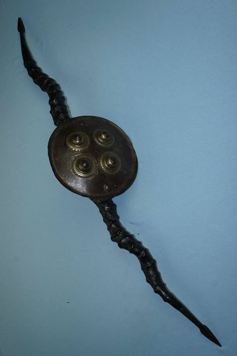 hecha de cuernos de blackbuck apuntando en direcciones opuestas