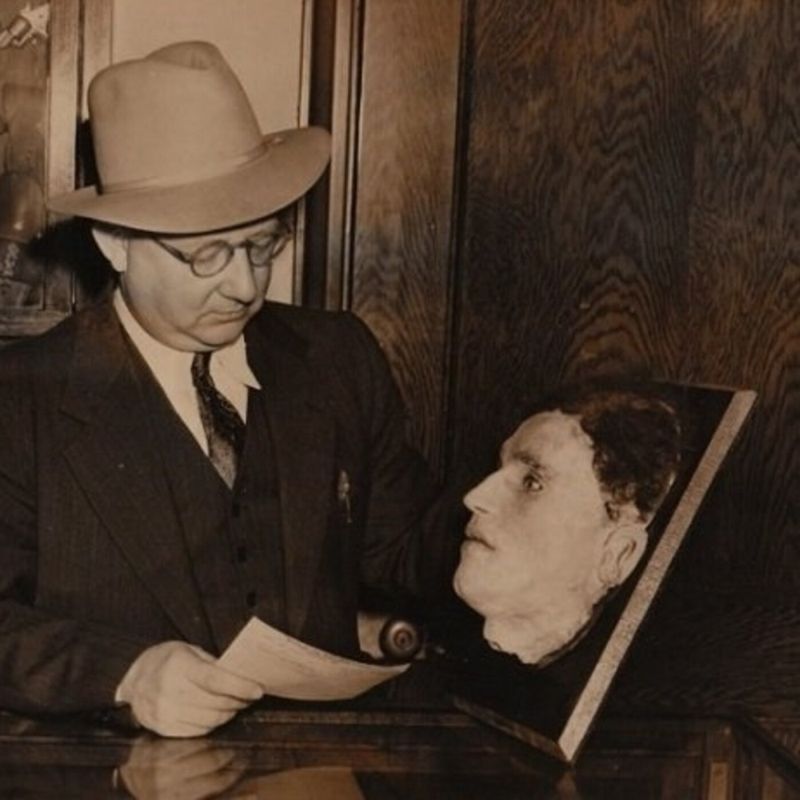 Hombre mirando una cara