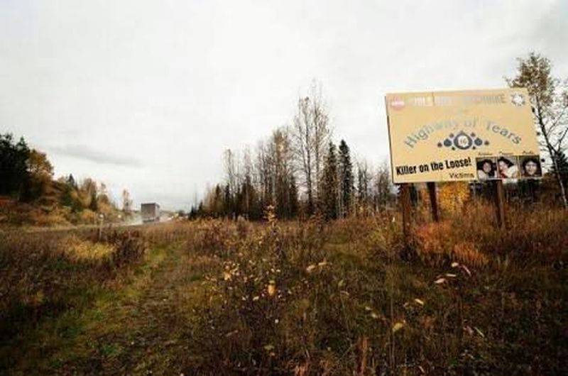 Autopista con letrero