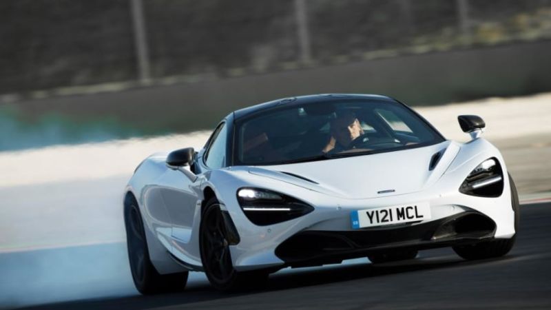 Carro deportivo blanco y pequeño