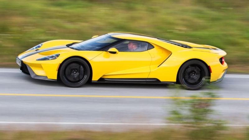 Carro deportivo color amarillo