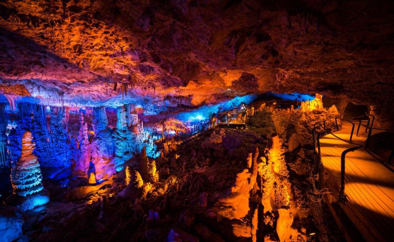 Curva con diferentes formas y muy iluminada con un camino