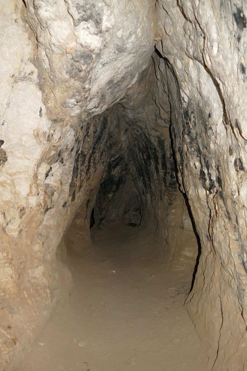 Cueva angosta de forma vertical hacía adentro