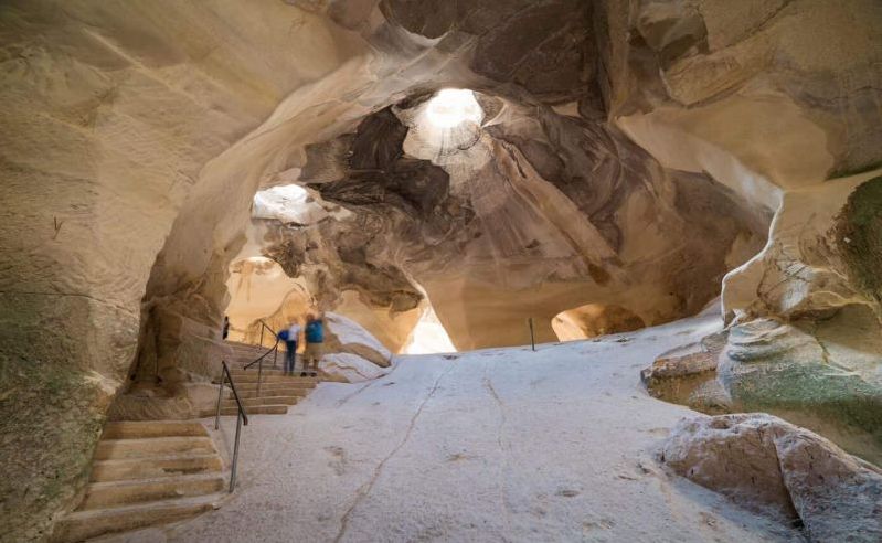 Cueva con escaleras dentro y dos grandes orificios por los que entra luz