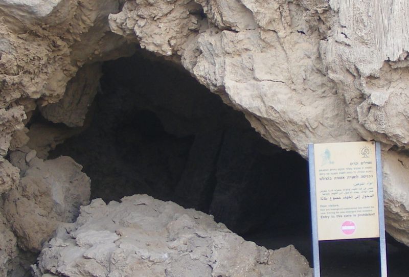 Foto a la entrada de la cueva que es muy oscura