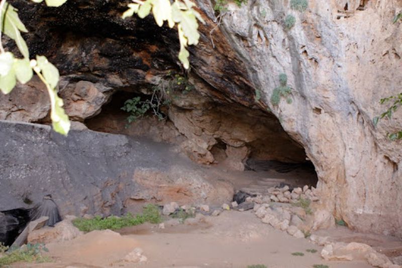 Cueva donde su entrada es progresiva hacía adentro y es muy ancha