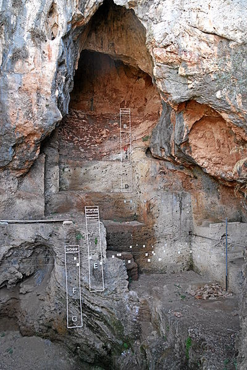 Cueva que va hacía arriba su entrada con ayuda de escaleras y diferentes tonos de un mismo color