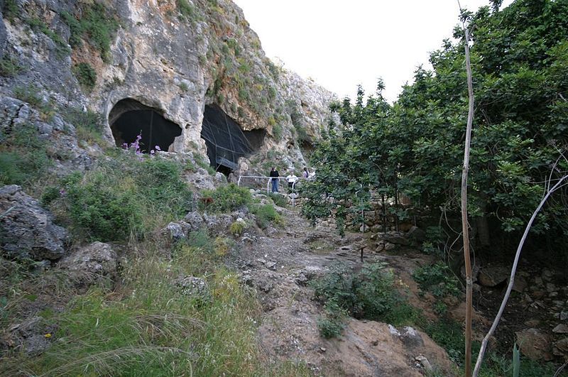 Foto a la cueva vistasta desde afuera con plasticos en su entrada