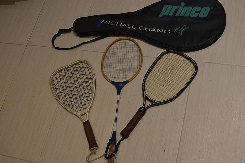 Vemos tres raquetas diferentes una redonda una cuadrada y otra ovalada