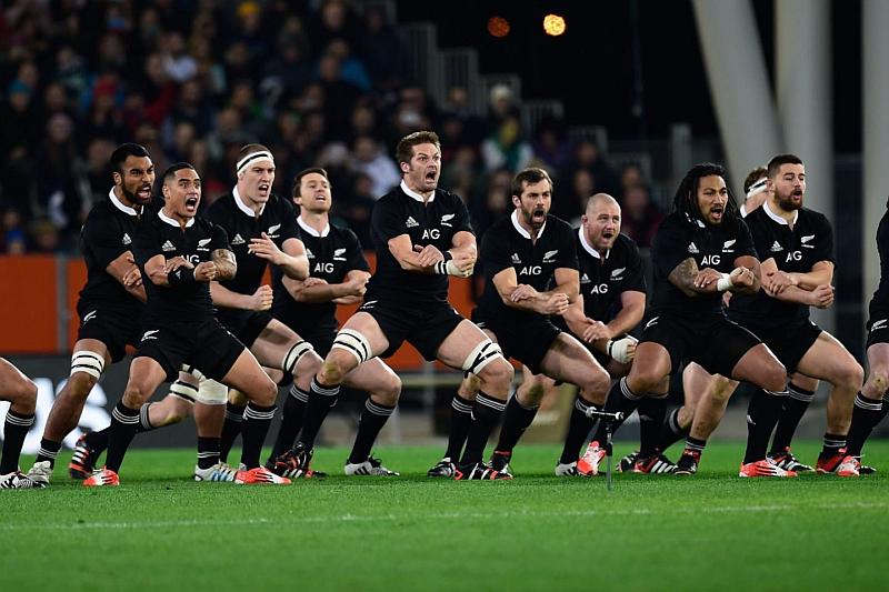 Tenemos un equipo de jugadores con uniforme negro sentados en una banca que miran y gritan