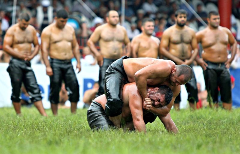 Dos hombres peleando